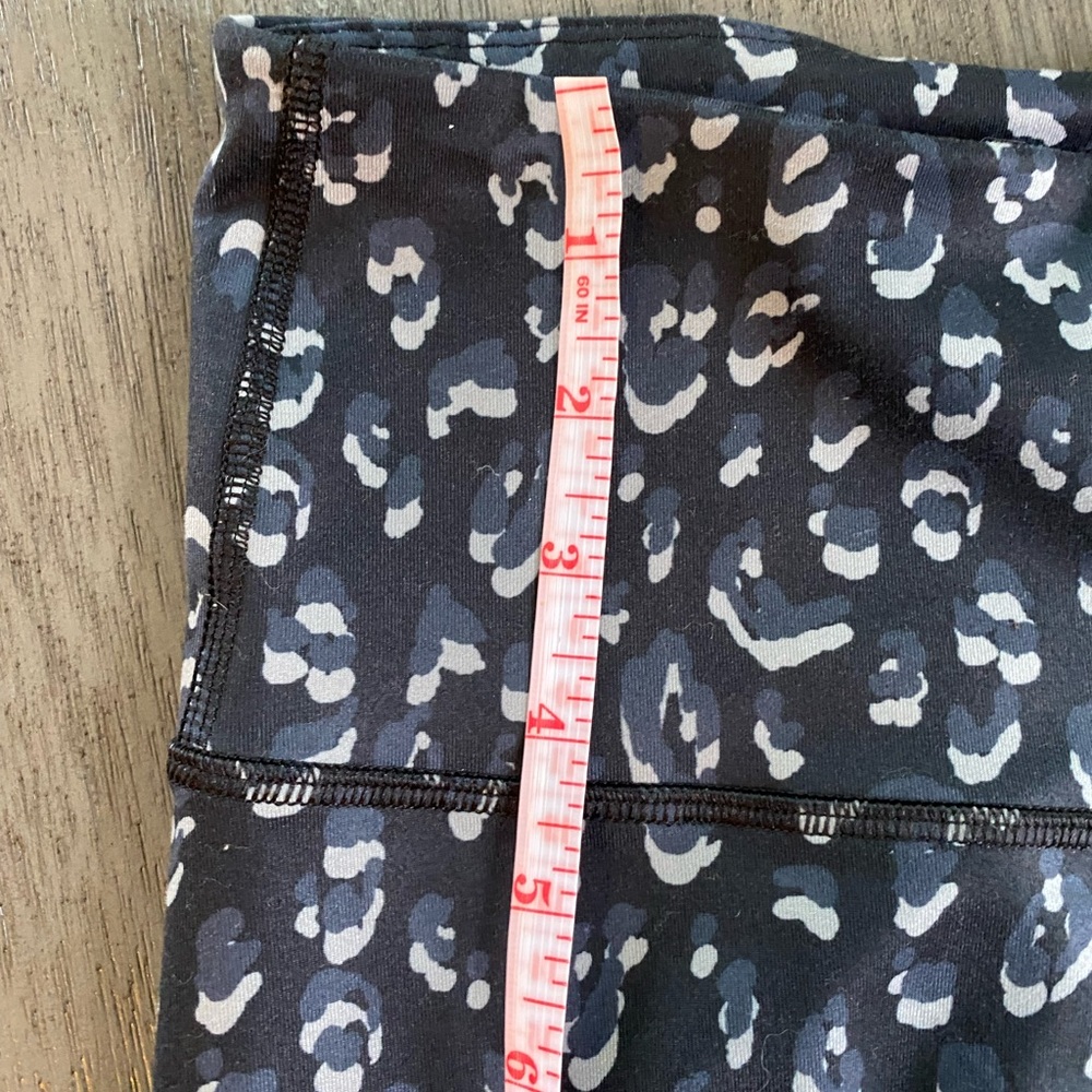 Old Navy Active, go-dry XS black and grey leopard print elevate leggings. - Picture 2 of 7